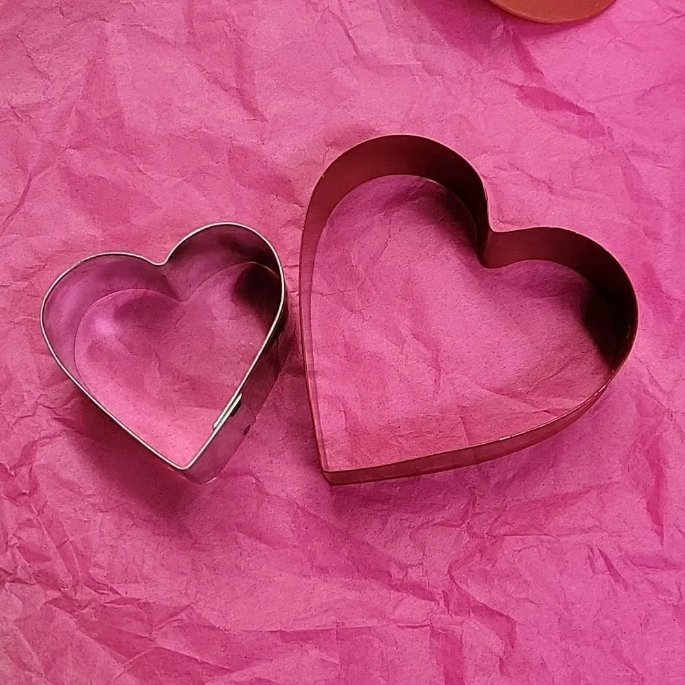 18‎ piece metal Valentines Day/wedding cookie cutters plus heart spatula